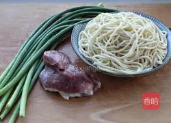 Illustration of how to make stir-fried noodles with garlic moss and shredded pork 1
