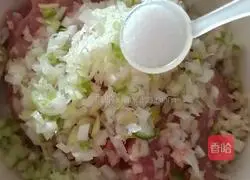 Illustration of how to make pork and green onion buns 10