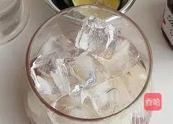 Illustration of how to make lychee lemon sparkling water 7