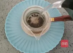Illustration of how to make lemon iced Pu'er tea 4
