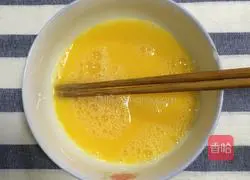 Illustration of how to make golden fried steamed bun slices 4