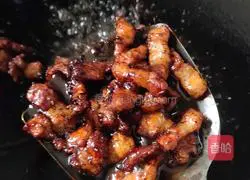 Illustration of how to make braised pork belly and dried bamboo shoots 2