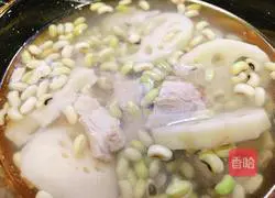 Illustration of how to make rice bean, lotus root and pork ribs soup 3