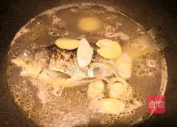 Illustration of how to make crucian carp tofu soup 11