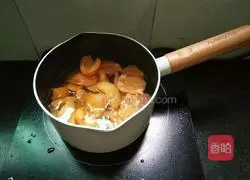 Illustration of how to make canned loquat 6