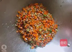 Illustration of how to make carrot, chicken and green onion buns 4