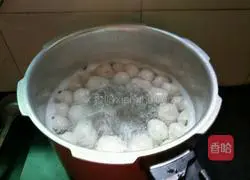 Illustration of how to make seaweed and white meatball soup 4