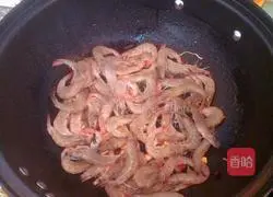 Illustration of how to fry river shrimps in oil 5