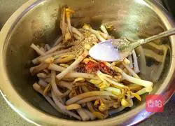 Illustration of how to make cold peanut sprouts 6