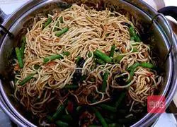 Illustration of how to make steamed braised noodles 10