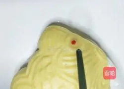 Illustration of how to make steamed goldfish steamed buns 15