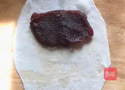 Illustration of how to make pan-fried Chinese bean paste spring rolls 3