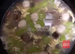 Illustration of how to make loofah, duck blood and fish ball soup 8