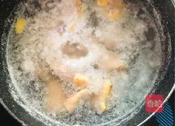 Illustration of how to make potato chicken soup 3