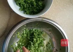 Illustration of how to make pork and green bean pie 2