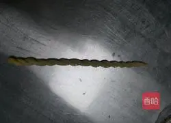 Illustration of how to make small twist 7