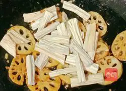 Illustration of how to make fried pork slices with lotus root and yuba 17