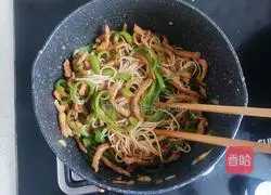 Illustration of how to make green pepper and shredded pork cold noodles 13