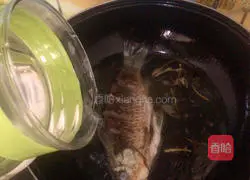 Illustration of how to make radish and crucian carp soup 6