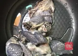 Illustration of how to make black-bone chicken, longan and red date soup 1