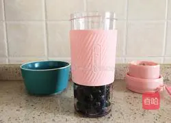Illustration of how to make blueberry milkshake for eye protection and beauty 2