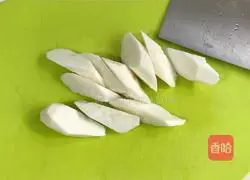 Illustration of how to make mushroom, yam and black-bone chicken soup 3