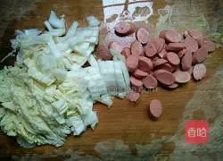 Illustration of how to make spicy fried noodles with ham sausage 2