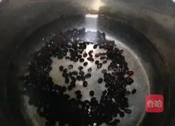 Illustration of how to make black bean crucian carp soup 9