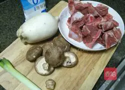 Illustration of how to make white radish, mushroom and fan bone soup 1