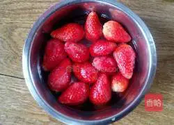 Illustration of how to make frozen strawberries 4