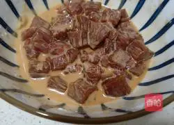 Illustration of how to stir-fry beef cubes with king oyster mushrooms 3