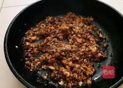 Illustration of how to make fried egg noodles with soy sauce 11