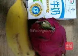 Illustration of how to make dragon fruit and banana milkshake 1