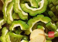 Illustration of how to make casserole white clams, bitter melon and pork ribs soup 5