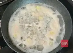 Illustration of how to make lotus root and peanut chicken soup 5