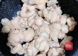 Chicken chestnut soup | Illustration of how to nourish the skin and nourish the kidneys 5