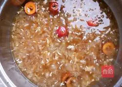 Illustration of how to make white fungus fermented with hawthorn wine 6