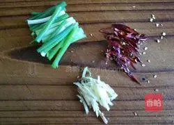 Illustration of how to make mung bean sprouts in oil 1