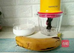 Illustration of how to make banana yogurt cup 1