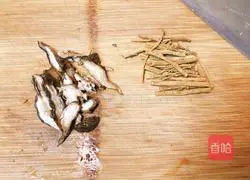 Illustration of how to make stewed chicken with Gastrodia elata and Codonopsis pilosula 5