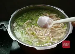 Illustration of how to make sliced oyster meat with celery 9