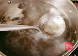 Illustration of how to make clam, corn, tomato and beef bone soup 5