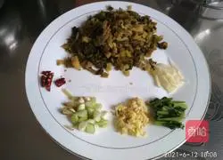 Illustration of how to stir-fry shredded pork with pickled cabbage 5