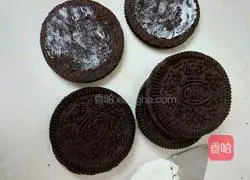 Illustration of how to make strawberry Oreo potted plants 4