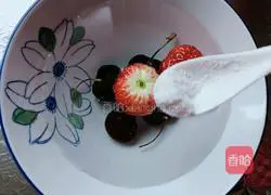 Illustration of how to make fruit white fungus soup 4