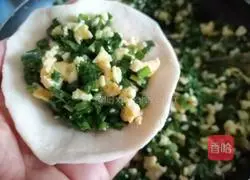  Illustration of how to make leek and egg buns 9