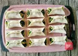 Illustration of how to make leek, shrimp skin and egg pot stickers 12