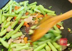 Illustration of how to make braised beans and noodles 7