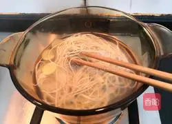 Illustration of how to make shrimp and seaweed noodles 9