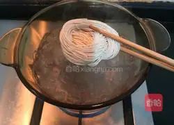 Illustration of how to make shrimp and seaweed noodles 8